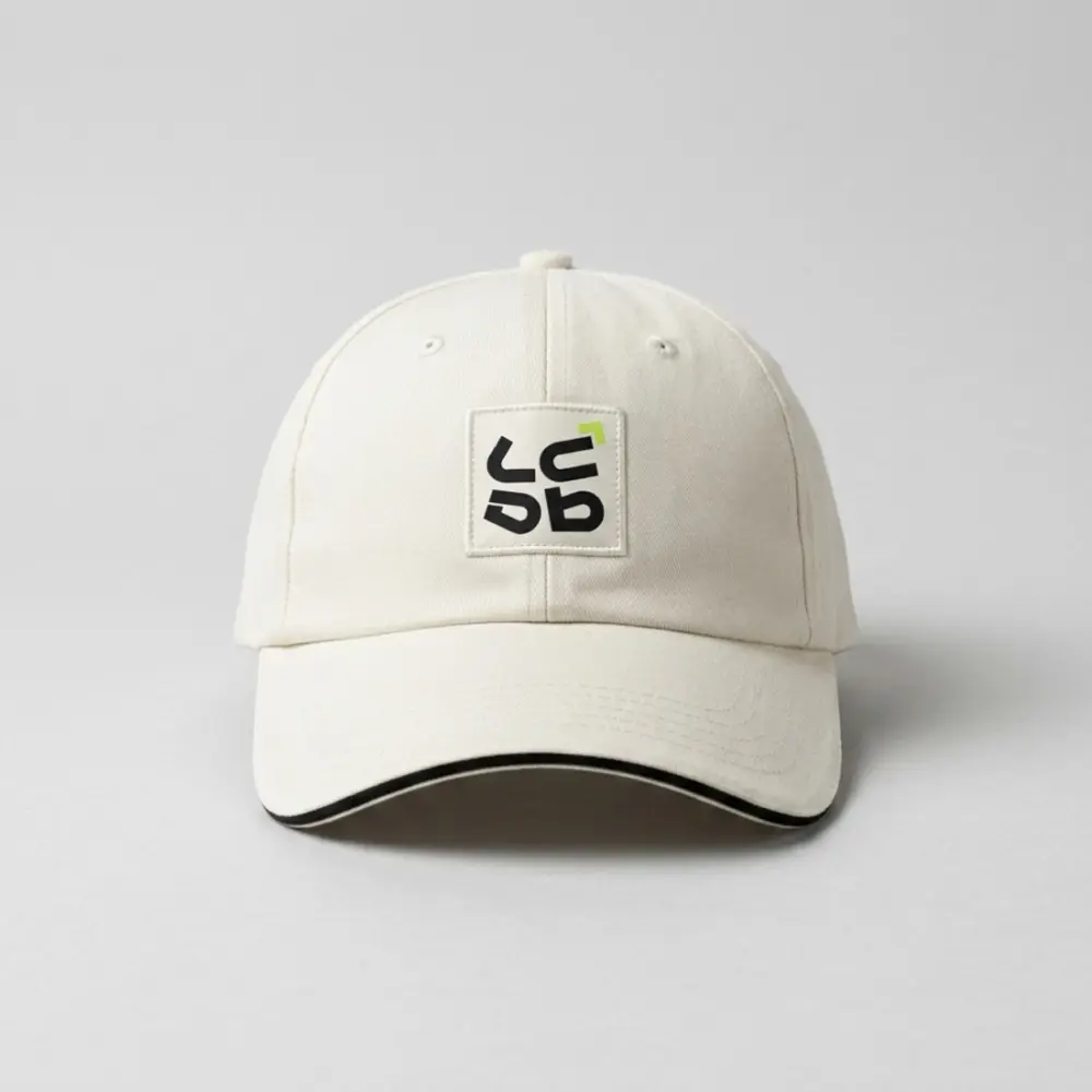 Boné dad hat com aplique de marca e aba sanduíche personalizado